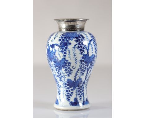  Chinese blanc-bleu porcelain vase decorated with grapes - Sizes: H 178mm D 100mm - Weight (K): 0,493kg - Condition: at first