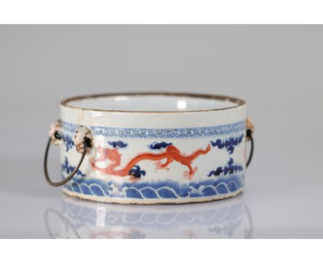  China porcelain decoration with dragons mark under the piece - Sizes: H: 80 mm Dia: 160 mm - Weight (K): 1,085kg - Condition