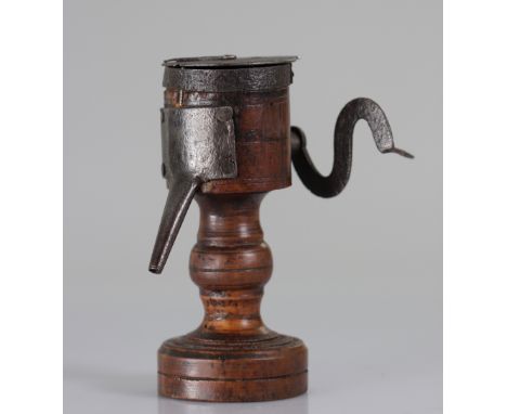  Rare "elephant model" spice mill, Louis XIV period. - Sizes: H: 180 mm L: 160 mm - Weight (K): 0,575kg - Condition: After ve