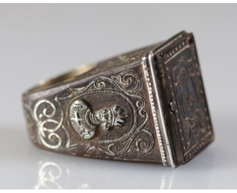  Papal ring Probably from the 15th century. Relic ring with a pivot door that encloses a religious object. The emblem of the 