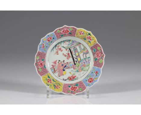  China plate decorated with characters in the 18th century garden - Sizes: D 180mm - Weight (K): 0,21kg - Condition: After ve