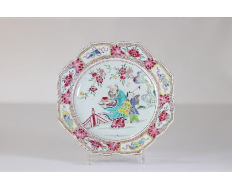  Porcelain plate from the 18th century famille rose beautiful decoration of a character holding the peach of longevity - Size