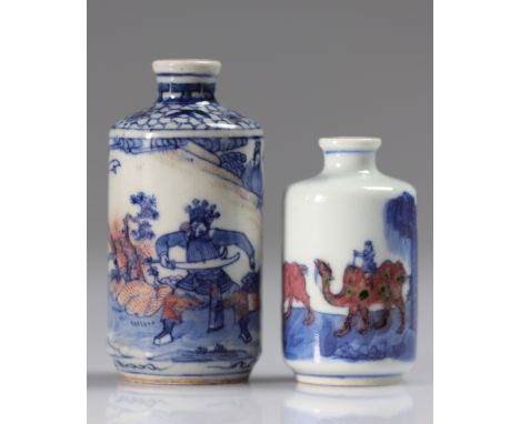  China snuffboxes (2) white blue and iron red XIX - Sizes: H 85 mm L 45 mm - Weight (K): 0,135kg - Condition: at first sight 