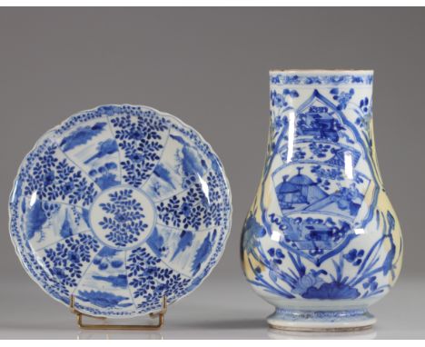  China around 1700 white blue porcelain vase and dish Kangxi mark at the base of the dish - Sizes: Vase H 260 mm L 140mm D as