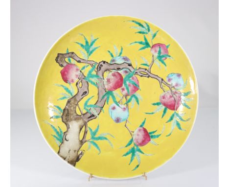  China large dish on a yellow background decorated with peaches- Guangxu mark and period - Sizes: d330mm - Weight (K): 1,95kg