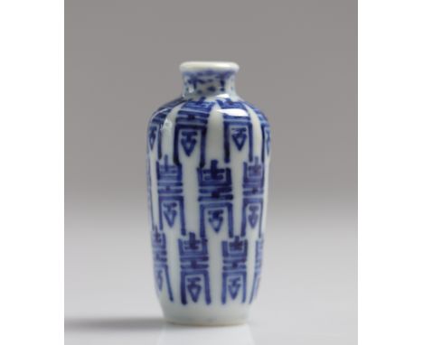  China blanc bleu snuff bottle decorated with characters XIX - Sizes: H 75 mm L 40 mm - Weight (K): 0,4kg - Condition: at fir