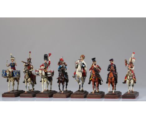 Lot of 8 polychrome Empire riders - Sizes: H 220mm L 150mm - Weight (K): 3,56kg - Condition: After verification - accidents 