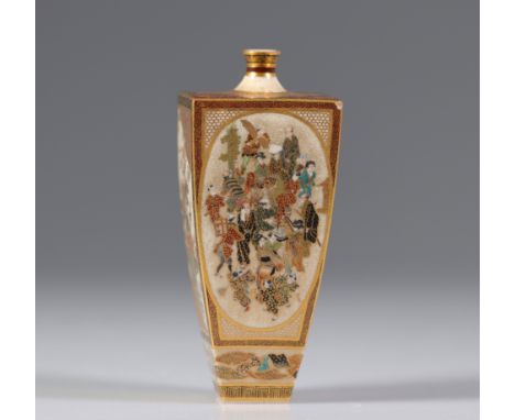  Japan Satsume fine earthenware vase decorated with Meiji characters - Sizes: H 120mm L 55mm - Weight (K): 0,392kg - Conditio