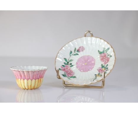  Bowl and under bowl in porcelain in the shape of a lotus 18th pink and yellow - Sizes: Assiette D 115mm H bol 38mm - Weight 