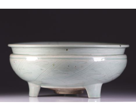  China celadon porcelain incense burner, Ming or Yuan period - Sizes: H 115mm D 265mm - Weight (K): 2,1kg - Condition: After 