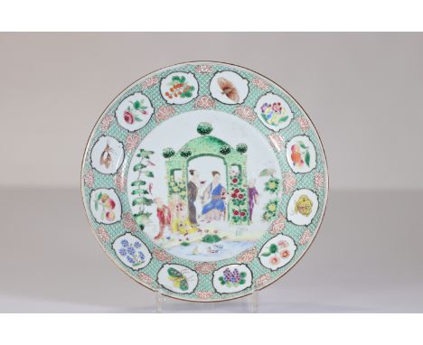  Plate (famille verte) decorated with characters and 18th century cartouche - Sizes: D 264mm - Weight (K): 0,548kg - Conditio