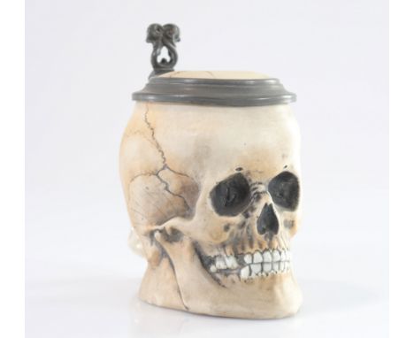  Tankard in the shape of a vanity skull circa 1900 - Sizes: H 160mm L 160 mm - Weight (K): 0,685kg - Condition: After checkin