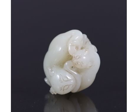 China Qing period "twin cats" white jade pendant - Sizes: H 30mm L 35 mm - Weight (K): 0,055kg - Condition: at first sight -