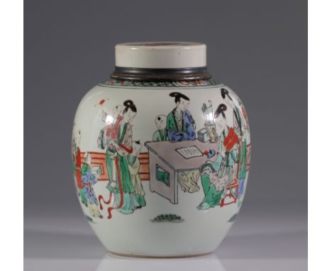  China covered vase of the green family decorated with characters - Sizes: H 250mm D 200mm - Weight (K): 2,14kg - Condition: 