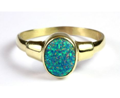 A 14ct yellow gold (worn stamp 585) ring set with an opal triplet (W.5).