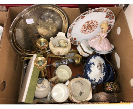 BOX CONTAINING A PAIR OF  BRASS CANDLESTICKS, LADLE, PLATED TRAY, PAIR OF CROWN DEVON  BLUSH BULB VASES, ETC