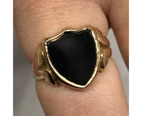 15CT GOLD AND ONYX SHIELD SHAPED SIGNET RING, SIZE Q, 6.2G 