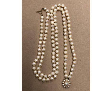 CULTURED PEARL NECKLACE WITH 9CT GOLD FASTENING CLUSTER