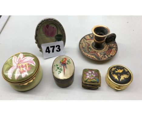 SELECTION OF DECORATIVE OVAL PILL BOXES, MINIATURE CHAMBER STICK AND A GILT ENAMEL SQUARE PILL BOX