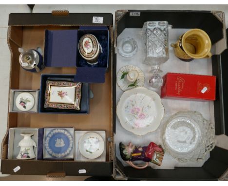 A mixed collection of items to include boxed Wedgwod Clio trinket boxes in the floral pattern, early dipped Wedgwood honey po