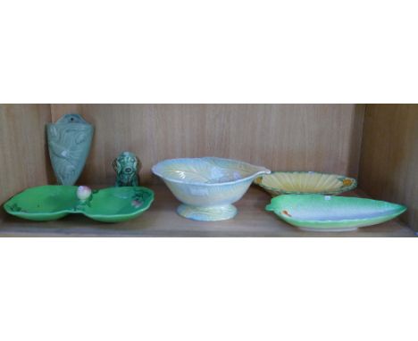 A mixed collection of embossed ceramic items to include: wall pockets, cabbage pattern bowls, novelty dog, etc (6)