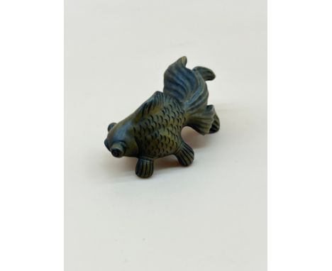 Japanese hand carved netsuke sculpture of a goldfish, unsigned. [6cm in length] 