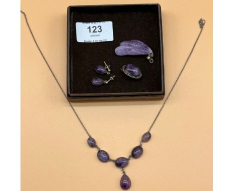 Silver and purple jade pendant, together with a silver and amethyst matching earring, brooch and evening necklace set. [Will 