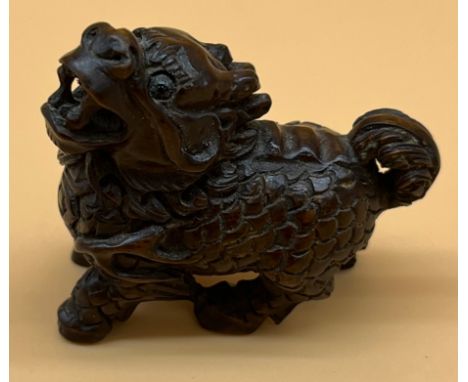 Antique Japanese hand carved netsuke of a foo dog. Signed to base. [4.5cm in length] 