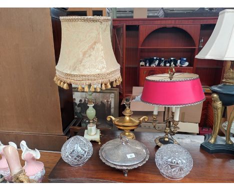 Onyx lamp, crystal shades, decorative lamp and silver-plated serving dish. 