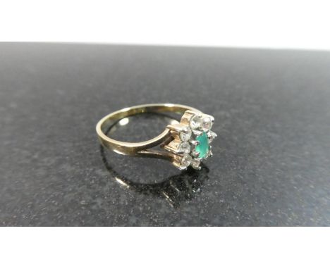 A Ladies 9ct Green and White Stone Ring, 2.4gm 