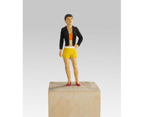 Stephan Balkenhol     1957 Fritzlar - lebt und arbeitet in Karlsruhe und Meisenthal Frau in gelben Shorts. 2019. Wawa-Holz, f