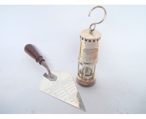 A modern silver presentation trowel, London 1977, makers mark D & F, 'Presented to the Right Honourable the Lord Mayor Air Co