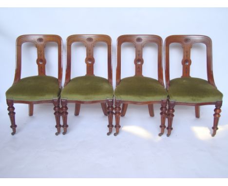 Robson & Son.  
A set of four Victorian walnut dining chairs, each chair with curved open back and carved splat, serpentine s