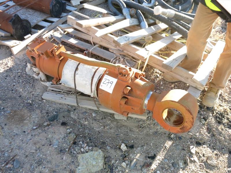 Komatsu Clam cylinder Model 5600, s/n HT29860 (2013) (located in upper