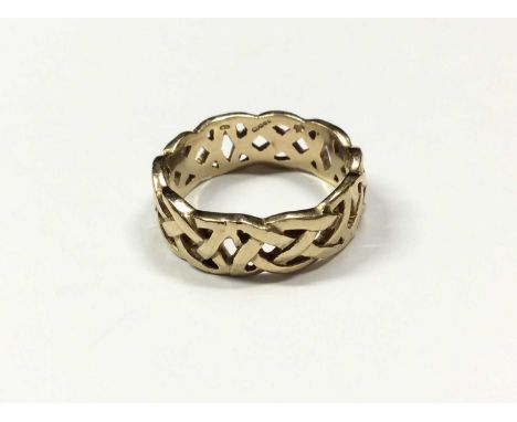 9ct gold Celtic knot wedding ring. Size X½Condition report: Shank fully hallmarked and weighs 7.9 grams 