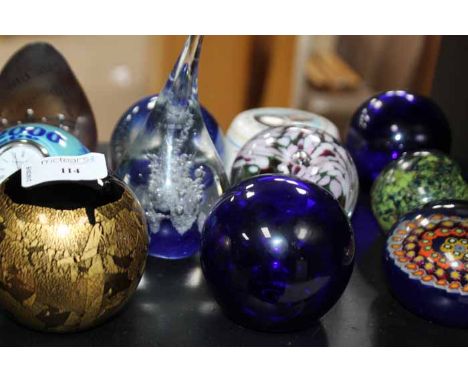 COLLECTION OF GLASS PAPERWEIGHTS
including Caithness-style glass examples 