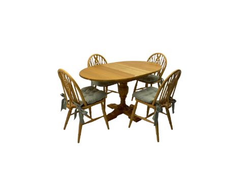 Light oak oval extending dining table, carved acorn-type pedestal above quatrefoil base (L140cm fully extended), and set of f