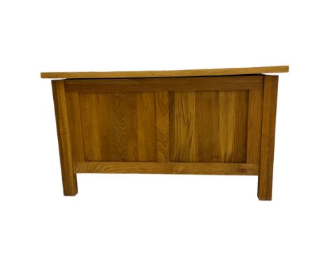 Light oak blanket boxDimensions: Height:&nbsp;46cm&nbsp; Length/Width:&nbsp;92cm&nbsp; Depth/Diameter:&nbsp;52cm