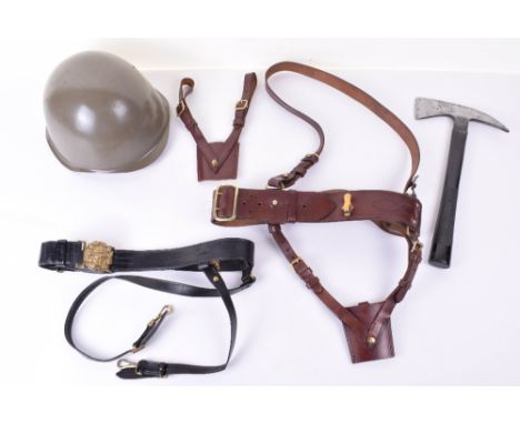 George V Royal Naval Officers Belt, fine patent leather belt with kings crown gilt metal waistbelt clasp. Complete with the s
