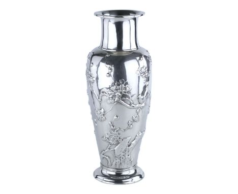 Exquisite silver vase in Japanese style, created by Tiffany &amp; Co. craftsmen. The surface of the product is decorated with