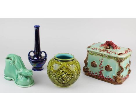 Vier Keramikteile, ca. 1890 - 1920, bestehend aus: 1 rechteckigen Keramikdose mit Meeresfrüchtedekor, 1 Majolica-Vase mit grü