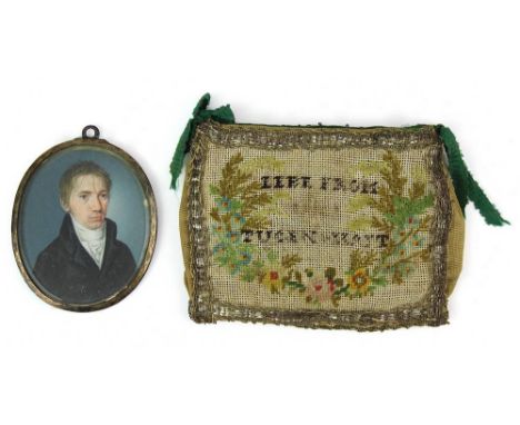 Anonymer Miniaturmaler, England um 1820, Portrait eines jüngeren Herren mit Plastron u. hochgestelltem Kragen, in Messingrahm