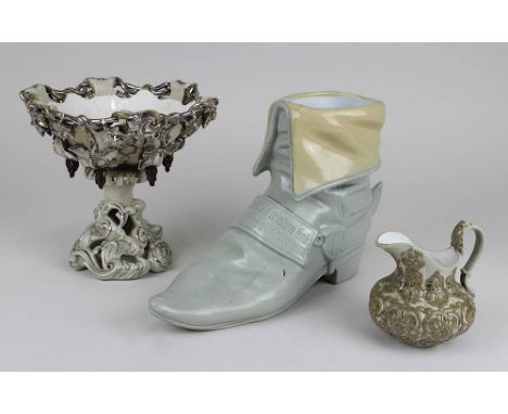 Villeroy &amp; Boch Fußschale, Kännchen und Trinkstiefel, Mettlach um 1860-70, jew. aus graubrauner Keramik, Schale und Kännc