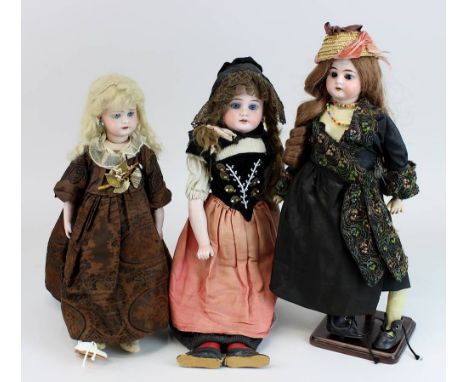 3 Porzellankopfpuppen, Anfang 20. Jh., eine Puppe Heinrich Handwerck, bez. Marke mit Hufeisen, 1900-10/0, geöffneter Mund mit