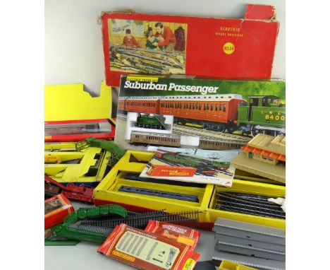 ASSORTED VINTAGE MODEL RAILWAY ITEMS comprising boxed Tri-ang electric model railroad RS.14, boxed Hornby Dublo 2-6-4 tank go