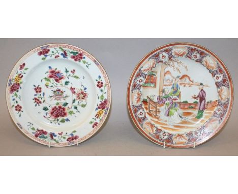AN 18TH CENTURY CHINESE QIANLONG PERIOD FAMILLE ROSE PORCELAIN PLATE, painted to its centre with a scroll-form panel of flowe