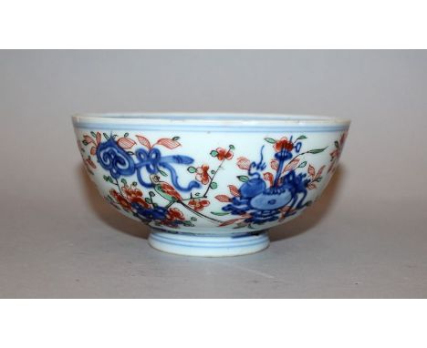 AN EARLY 18TH CENTURY CHINESE KANGXI PERIOD CLOBBERED PORCELAIN BOWL, painted with foliage and bronze-form vases of flowers, 