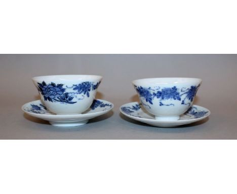 A PAIR OF EARLY 20TH CENTURY JAPANESE PORCELAIN TEABOWLS & SAUCERS, the base of each piece with a maker’s mark, the teabowls 