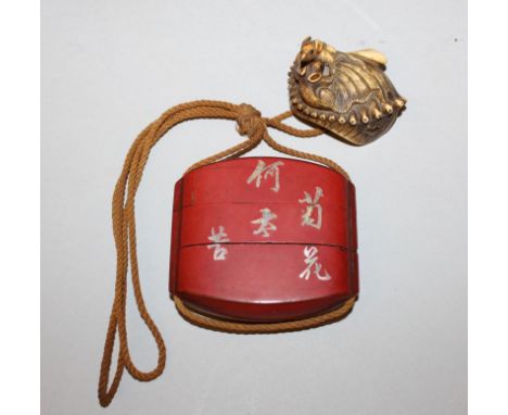 A FINE QUALITY 19TH CENTURY JAPANESE EDO/MEIJI PERIOD CARVED STAG HORN NETSUKE, unsigned, in the form of two rats on top of a