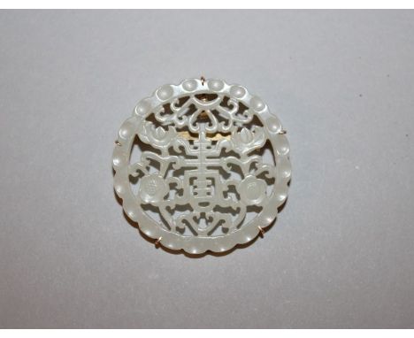 A GOOD QUALITY EARLY/MID 20TH CENTURY CHINESE CARVED & PIERCED WHITE JADE PLAQUE, mounted as a brooch in a gilt-metal mount b